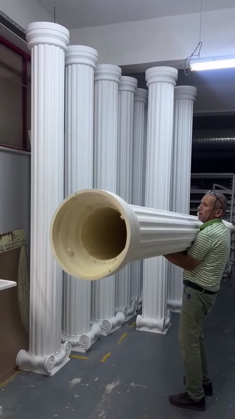 La struttura interna e la sezione circolare della colonna sono mostrate in primo piano