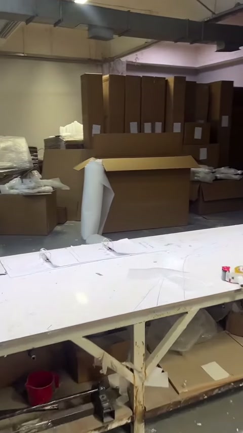 Sütun imalat alanındaki tezgâhta kesilmiş beyaz parçalar inceleniyor