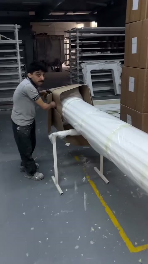 Usta sütunun uç ambalajını tutarak kesim noktasını belirliyor