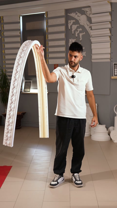 Sunucu showroomda esnek bordürü aşağı doğru kavis vererek tutuyor.