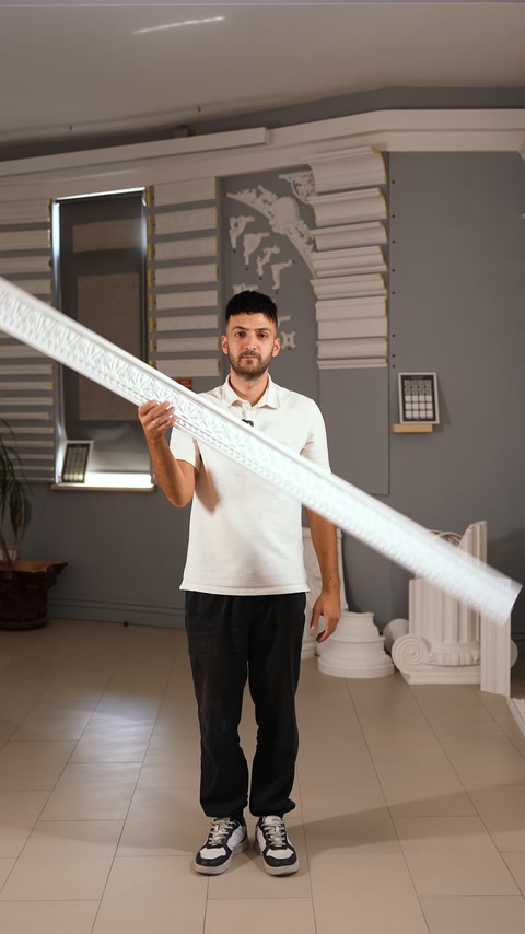 Sunucu iki uzun bordürü showroomda açılı biçimde karşılaştırıyor.