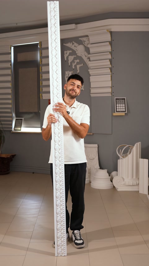Sunucu dar kabartmalı bordürü gövdesinin önünde dikey sergiliyor.