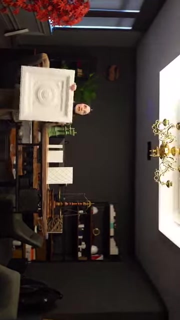 Il presentatore mostra un modello di cupola decorativa quadrata