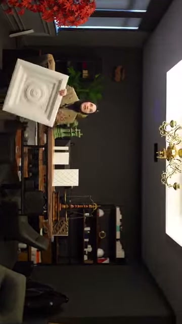 Il modello di rosone quadrato viene esposto in mano davanti al tavolo della showroom