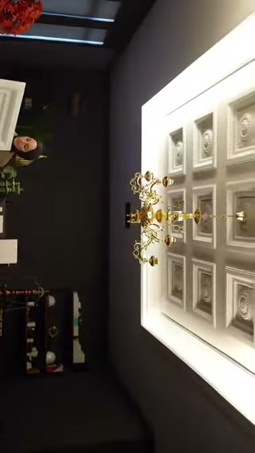 Una parte di rosone quadrato con centro in rilievo viene presentata ad angolo presso la showroom