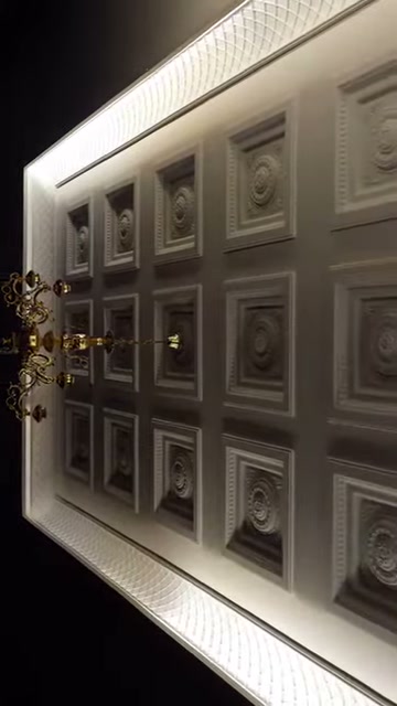 Una cornice di soffitto con illuminazione nascosta sottolinea la disposizione decorativa del rosone quadrato