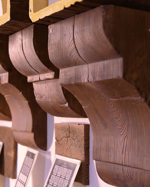 Primo piano della staffa decorativa con trama e aspetto legno