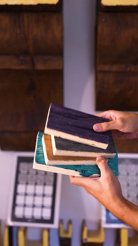 Mano tiene campioni di colore in legno impilati