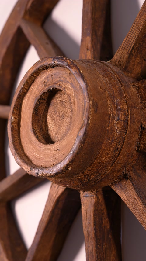 Primo piano dell'elemento decorativo dell'hub di botte con aspetto legno
