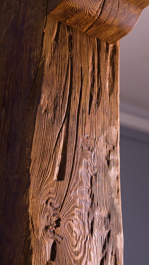 Primo piano verticale della trama realistica della venatura di legno screpolato della trave