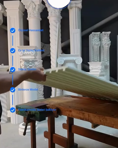 Yeşil oluklu panel, farklı dekoratif sütunlar önünde sergileniyor
