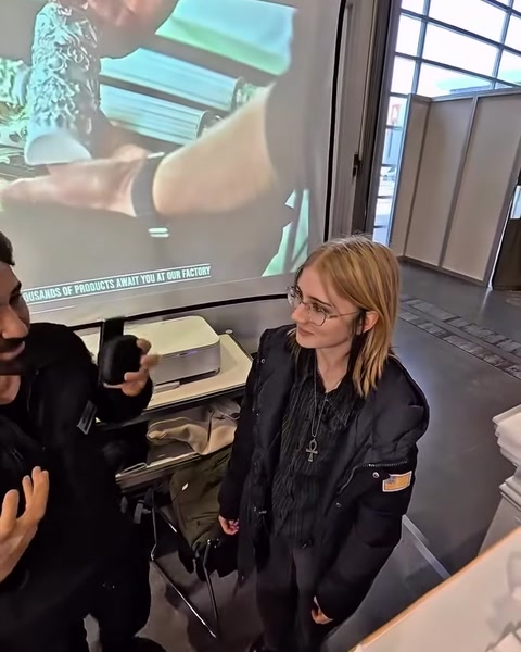 VR kumandasıyla ekrandaki mimari sunum üzerinde yönlendirme yapılıyor