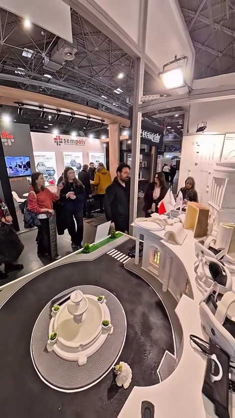 Miniature di colonne e decorazioni per facciate sono esposte nello stand fieristico.