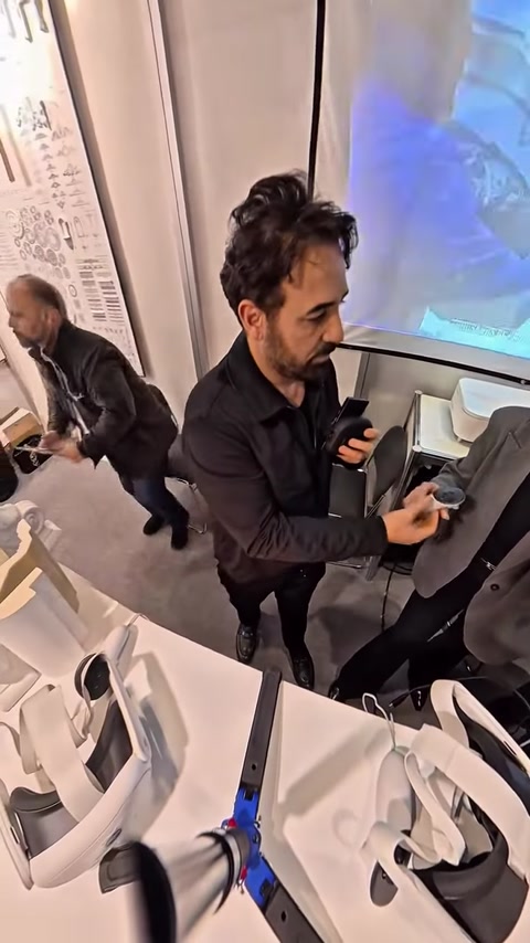 Un addetto allo stand gestisce la presentazione digitale del progetto con un controller VR.