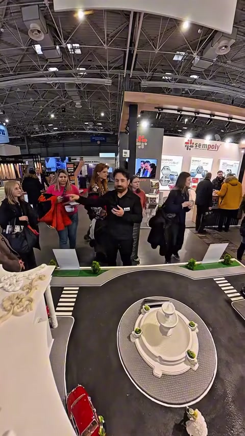 Stand alanında ziyaretçilere dekoratif ürünler hakkında bilgi veriliyor.
