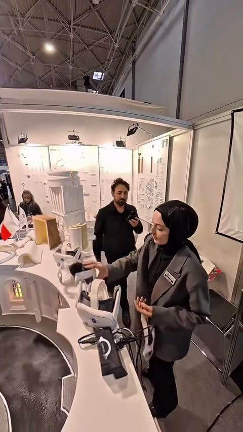 Dekoratif sütunlar ve kemerli mimari detaylar stand içinde sergileniyor.