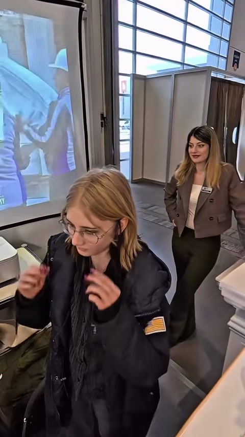 Ziyaretçi, stand görevlisiyle dekoratif ürünler üzerine görüş alışverişi yapıyor.