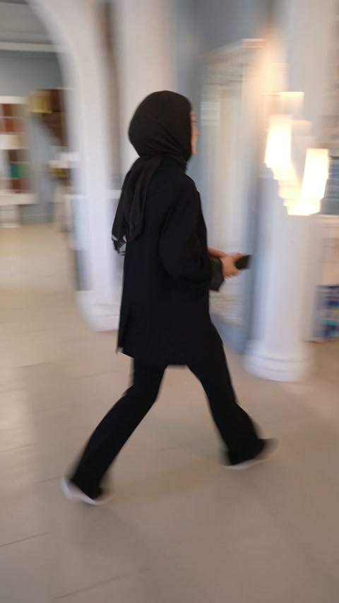 Röportaj kadrajında çalışan, üretim ayrıntılarını anlatırken kameraya bakıyor