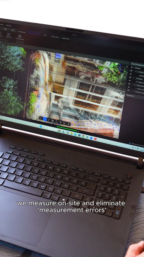 Una nuvola di punti tridimensionale acquisita in cantiere viene visualizzata su un computer