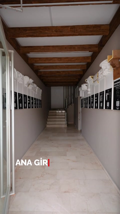 Ahşap kirişli ana giriş koridorunda sergilenen dekoratif ürünler