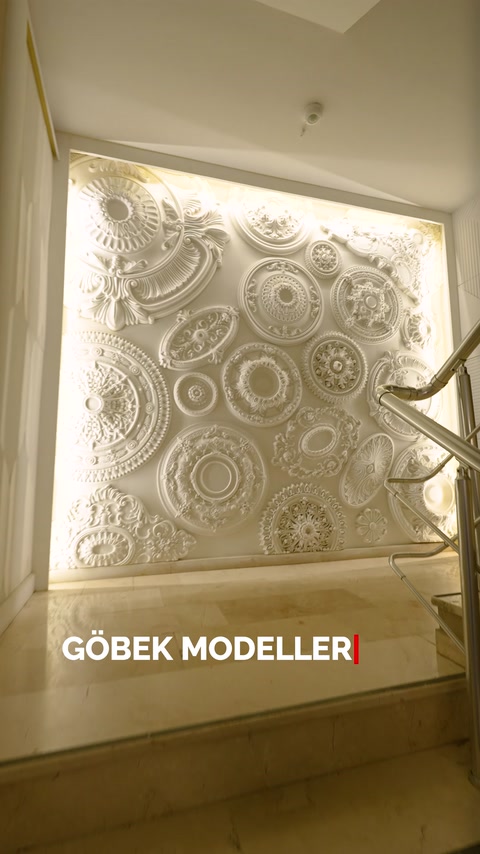 Merdiven duvarında aydınlatılan farklı desenlerde poliüretan tavan göbekleri