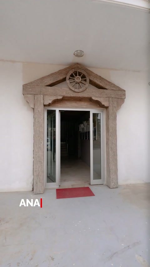L'assetto della cornice rustica e del frontone che circonda la porta principale è esposto