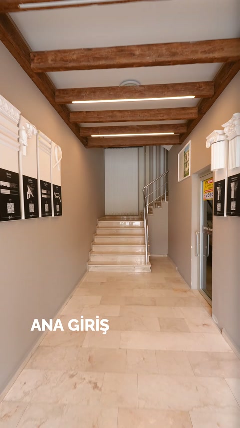 L'atrio d'ingresso si estende con travi a soffitto dall'aspetto in legno