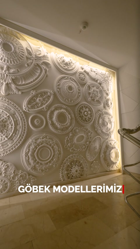 I rosetoni a soffitto con motivi floreali e geometrici riempiono il pannello illuminato