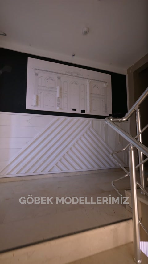 La parete della scala contiene listelli diagonali ed esempi di pannelli classici