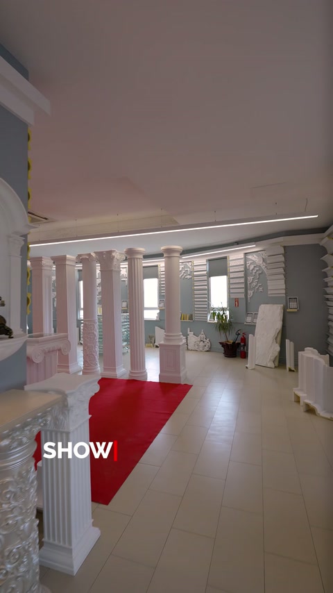 Le colonne decorative in fila lungo la showroom creano una progressione di prodotti