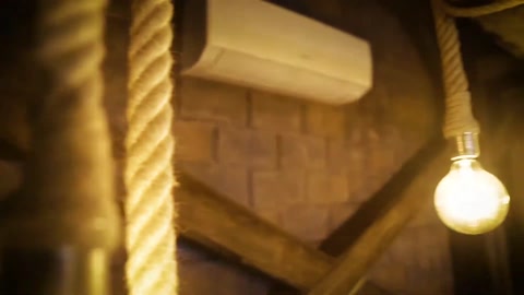 Lampadine decorative e corde appese alle travi effetto legno