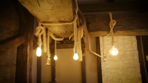Travi per soffitto di colore scuro con lampade a sospensione