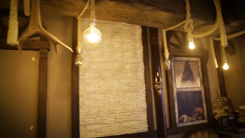 Travi decorative e lampadine sospese sul soffitto di un corridoio