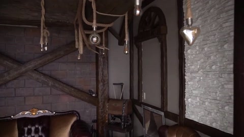 Travi decorative installate parallelamente in un ambiente rustico