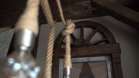 Trave con corde e disposizione dell'illuminazione davanti a una finestra ad arco