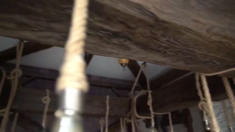 Vista dal basso delle travi per soffitto effetto legno