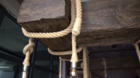 Texture del legno naturale che si estende lungo una spessa trave decorativa