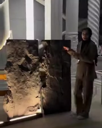Pannello roccia inclinato per esaminare la profondità della superficie