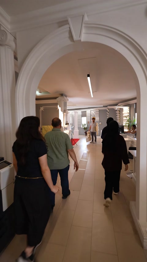 Kemerli geçiş ve dekoratif sütunların yer aldığı showroom bütünü.