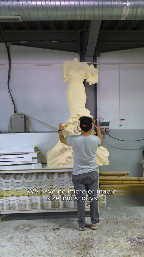 Il corpo allungato del rilievo è visibile durante la lavorazione nell'area produttiva.