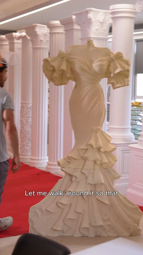 La gonna curva e la profondità del rilievo a forma di abito da sposa sono visibili lateralmente.