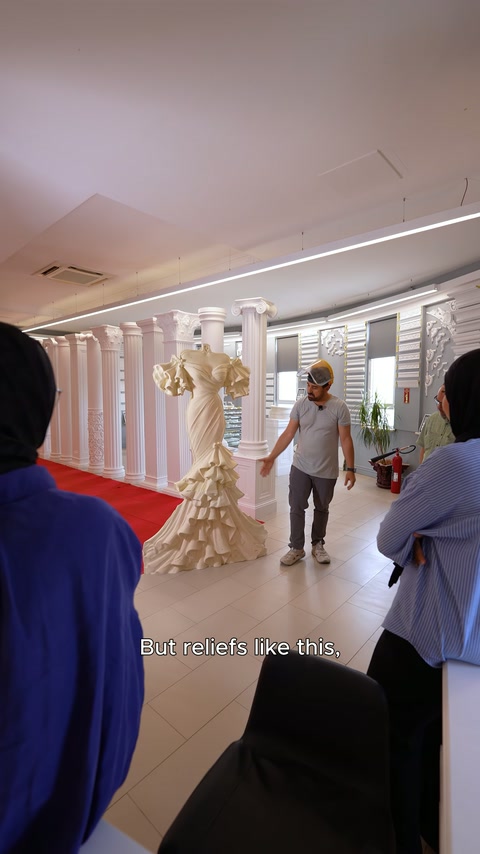 Sunum ekibi, kabartmalı dekorasyon fikrini ziyaretçilerle birlikte değerlendiriyor.