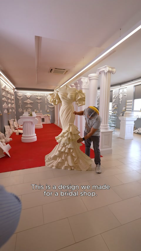 Kabartmanın katmanlı eteği ve gövdesi showroom içinde yakından seçiliyor.
