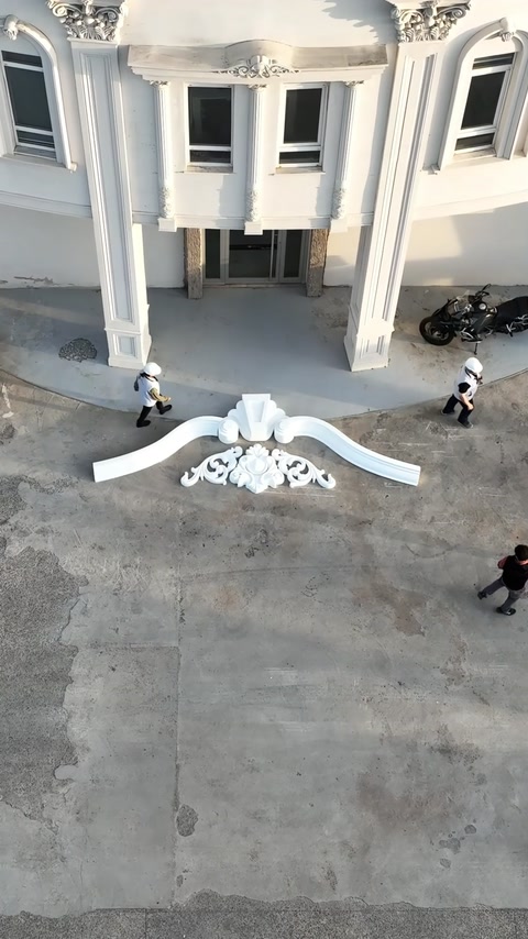 La corona superiore completata presenta ali simmetriche e un ornamento centrale in acanto