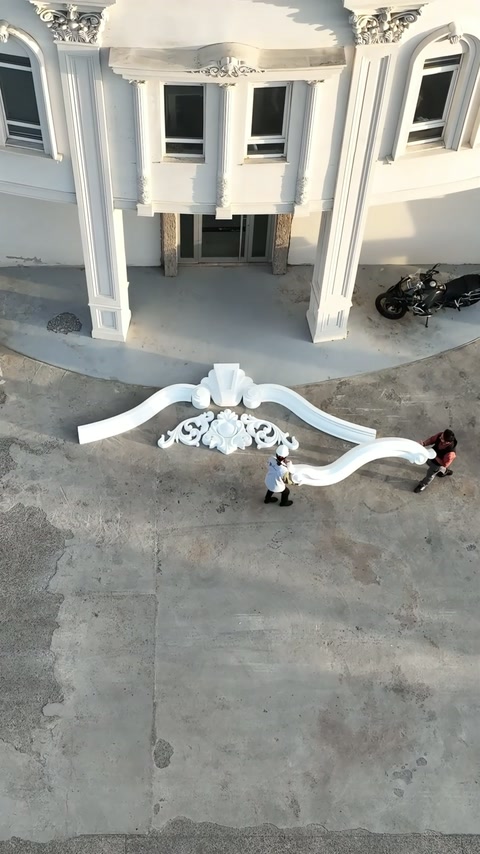 Un ampio profilo di cornice superiore circonda ornamenti floreali raggruppati a terra.