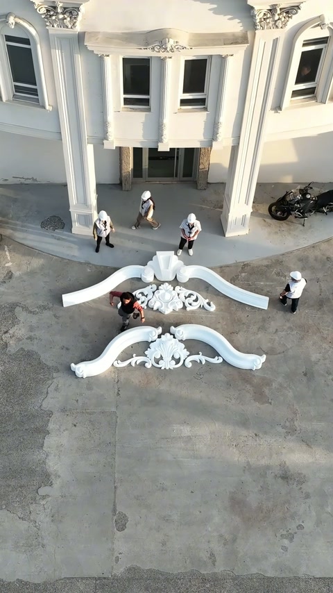Entrambe le composizioni di cornice bianca appaiono quasi complete davanti alla villa colonnata.