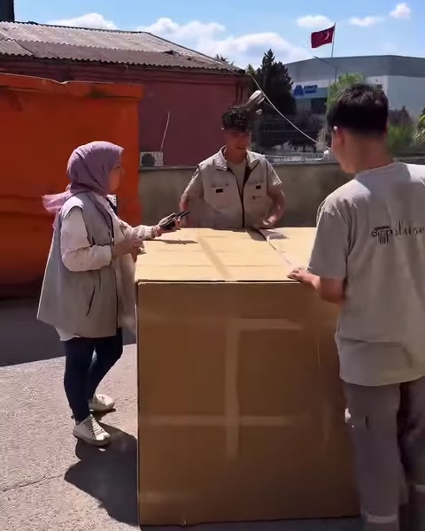 Nel reparto spedizioni viene preparato un grande imballaggio di cartone per il controllo qualità