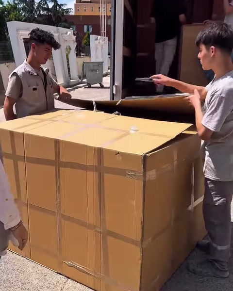 Gli operatori sollevano la prima aletta superiore della scatola aperta