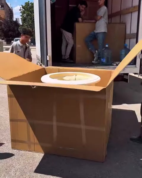 All’interno dell’imballaggio aperto si vede un capitello decorativo bianco