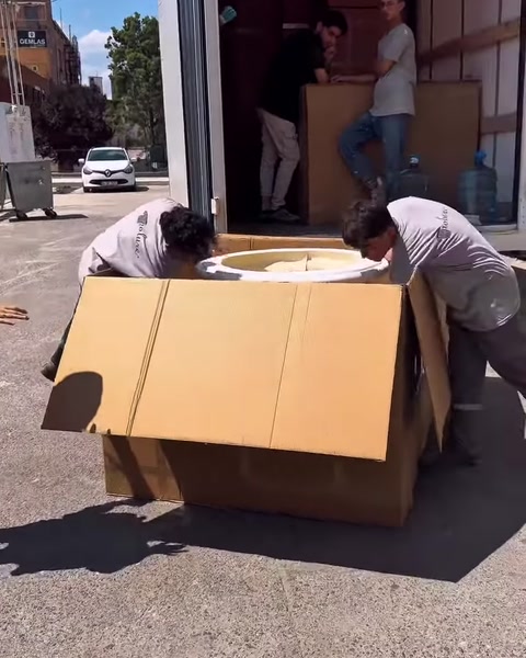 Gli operatori afferrano il capitello per estrarlo dalla scatola